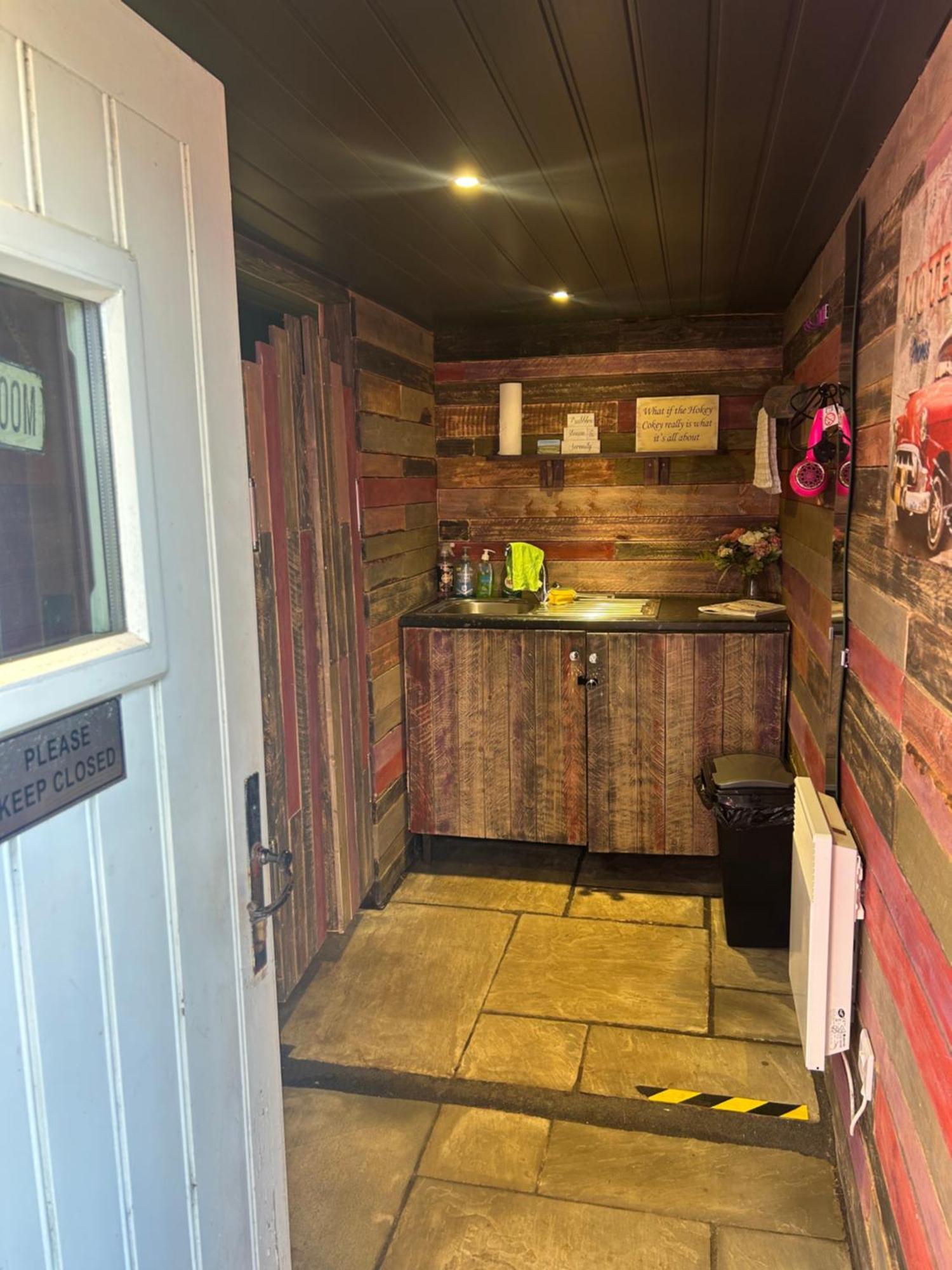 Rhodes To Serenity - Waterfall Shepherds Hut Cauldon Exterior photo