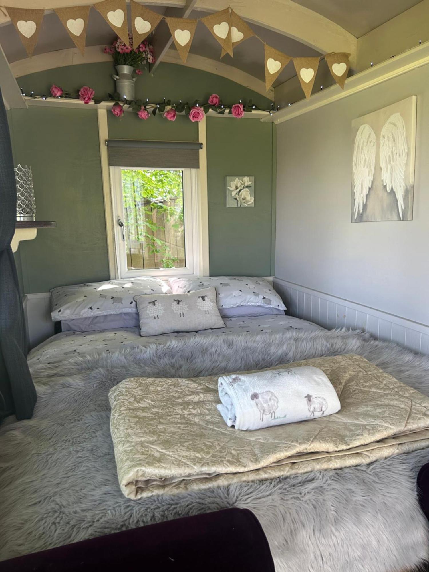 Rhodes To Serenity - Waterfall Shepherds Hut Cauldon Exterior photo